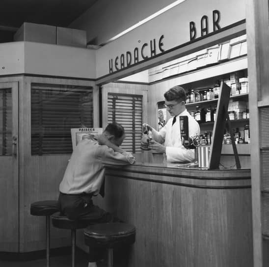 «Бар Головная боль» в одной из аптек Сиднея. Среди препаратов, продававшихся в баре, был и «Алка-Зельтцер» (1956 год)