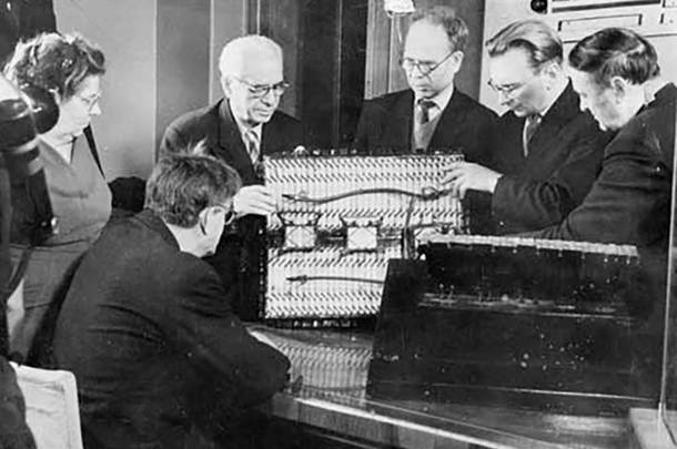 Профессор ТИИ Николай Чинакал (третий слева) демонстрирует усовершенствованную конструкцию механизированного щита для выемки угля. Томский политехнический университет